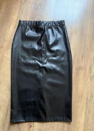 Чорна спідниця-олівець міді з еко шкіри на гумці