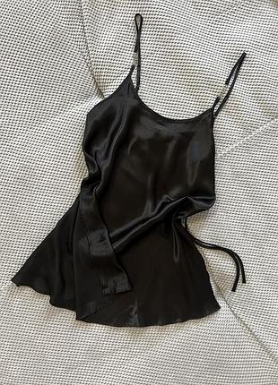 Атласна чорна комбінація з гарними бретелями avant -premiere