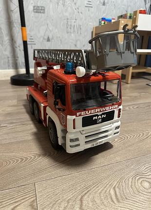 Іграшка пожежна машина bruder зі сходами