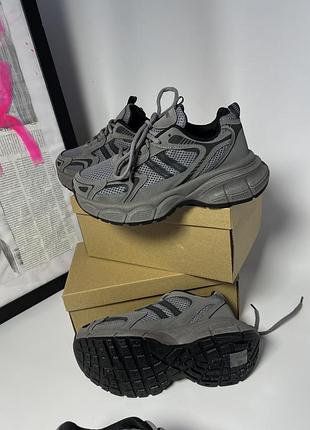 Кросівки жіночі