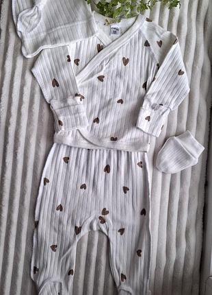 Комплект для новонароджених молочного кольору в рубчик та з принтом сердечка 56 розмір