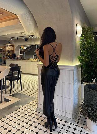 Силуетна сукня міді з екошкіри