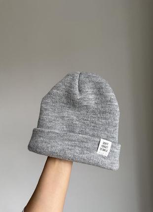 Серая шапка