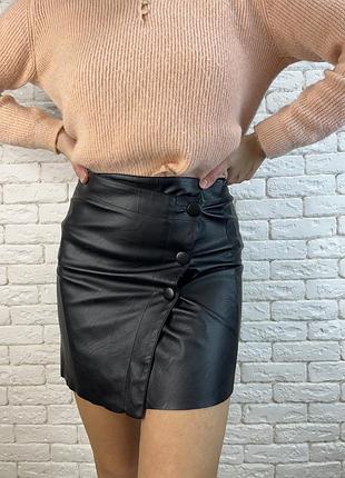 Чорна спідниця під шкіру