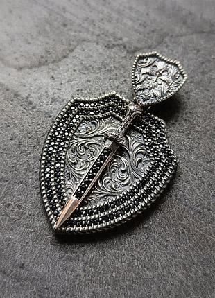 Подвеска серебряная "щит с кинжалом" пржкн-чц