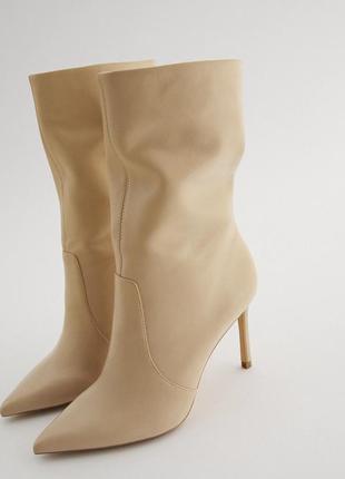 Шкіряні чоботи zara, бежевого кольору. нова колекція, ціна сайту 2999