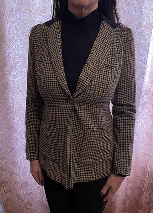 Вовняний стильний піджак в клітинку