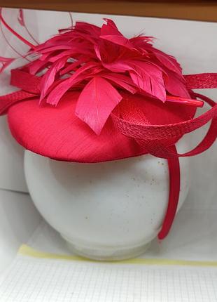 Красная шляпка с перьями