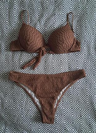 Стильный комплект купальника в коричневом цвете.