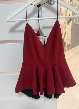 Червоний топ з відкритою спиною
