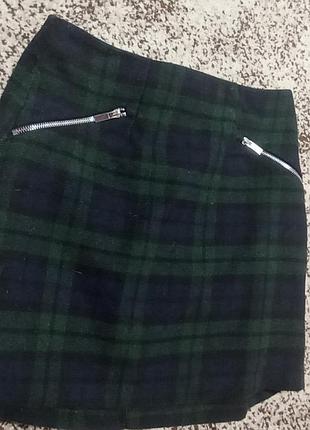 Прямая юбка в клетку зеленого цвета с серебристыми застежками размер с/м