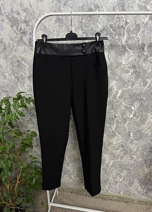 Брюки штани чорні класичні завужені брюки з поясом з еко-шкіри orsay 36