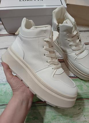 Стильные бежевые зимние ботинки для девочки подростка