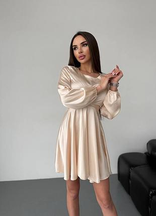 Короткое шелковое платье с поясом на запах с длинными объемными рукавами на резинке