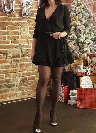 Короткое черное платье