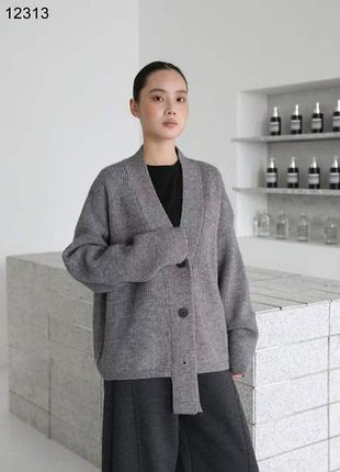 Женская вязаная базовая кофта-кардиган на пуговицах