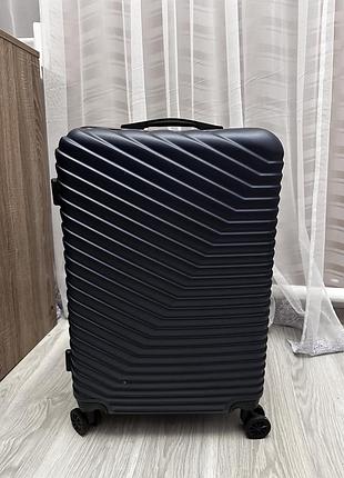 Дорожній чемодан у середньому розмірі м