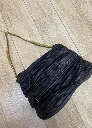 Жіноча сумочка з металевою ручкою