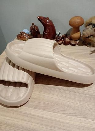 Шльопанці ніжного кольору