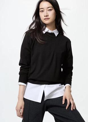 Чорний светр із білим коміром, що імітує багатошаровий одяг