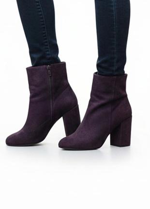 Фіолетові ботинки на підборах