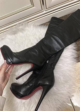 Сапожки з червоною підошвою