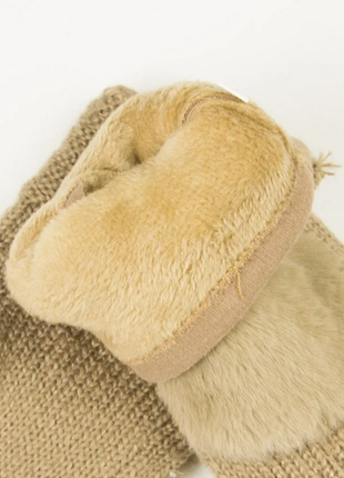 Текстильные женские перчатки-митенки с вязкой и искусственным мехом в цвет перчаток2 фото