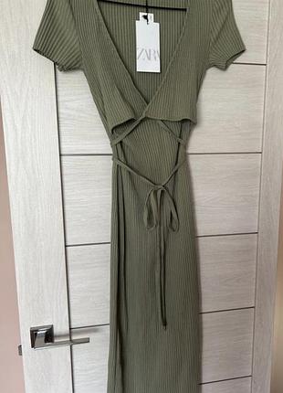 Фирменное платье-миди zara в рубчик на завязках облегающего