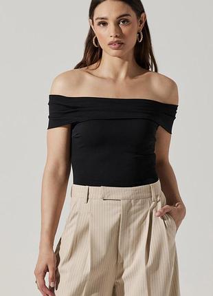 Чорний топ бандо з трикотажу від бренду chicoree