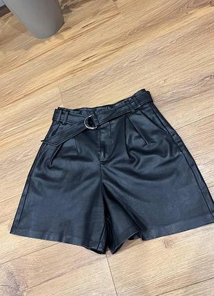 Шорти чорні з екошкіри з пояском