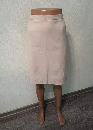 Бежевая приталеная юбка с разрезом
