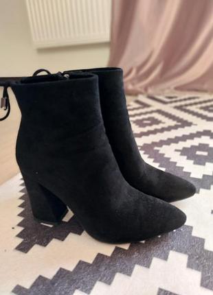 Черные замшевые ботинки