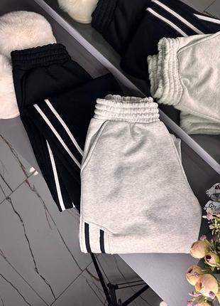 Теплые женские брюки с лампасами