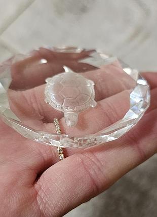 Стеклянная статуэтка с вырезанной черепахой