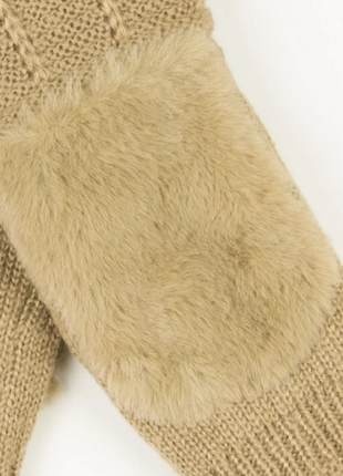 Текстильные женские перчатки-митенки с вязкой и искусственным мехом в цвет перчаток3 фото