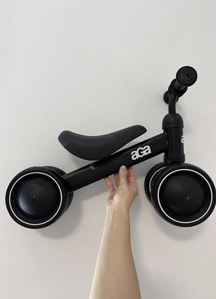 Чорний універсальний дитячий біговел aga