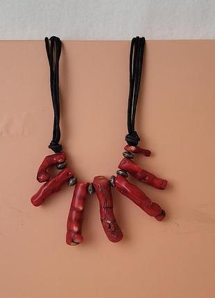 Женское коралловое ожерелье