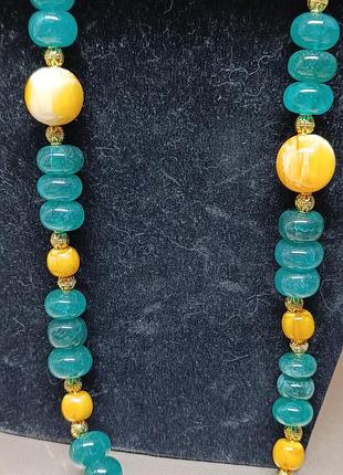 Ожерелье из изумрудов и янтаря