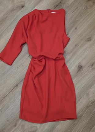 Платье женское красное с открытым плечем