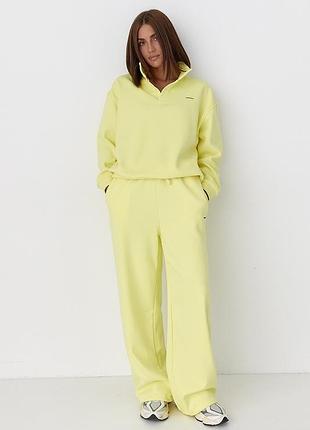 Теплий костюм зі світшотом-поло і прямими штанами