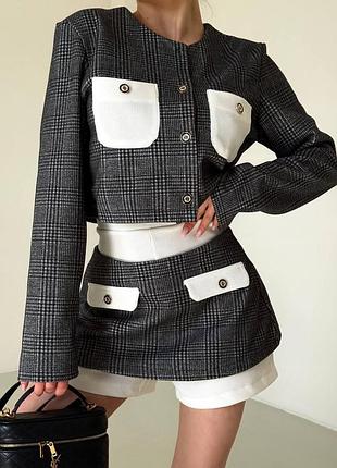 Елегантний жіночий костюм трійка в клітинку укорочена кофта на ґудзиках з кишенями шорти високої посадки та спідниця міні