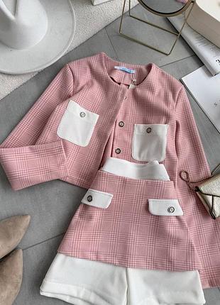Елегантний жіночий костюм трійка в клітинку укорочена кофта на ґудзиках з кишенями шорти високої посадки та спідниця міні