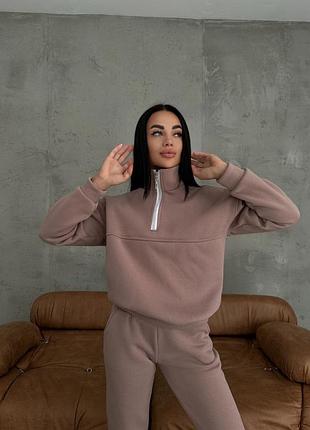 Зручний жіночий спортивний костюм на флісі кофта з коміром на блискавці та штани джогери вільного крою на резинках