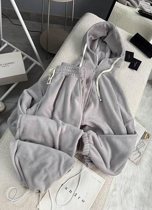 Зручний жіночий флісовий костюм оверсайз кофта зіп худі на блискавці з капюшоном та штани джогери з резинками на затяжках