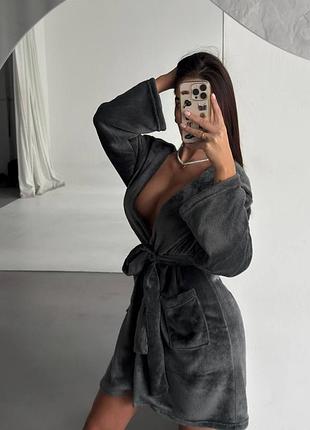 Ніжний жіночий махровий халат укорочений на запах з кишенями та поясом у комплекті прямого крою