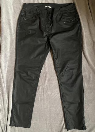 Джинсы с имитацией кожи