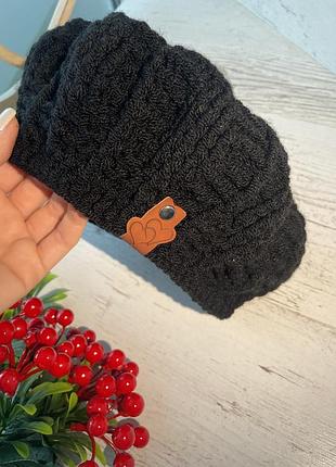 Жіночий берет ключком