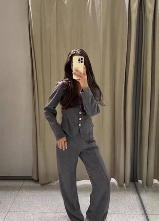 Жіночий стильний тепленький костюм двійка кофтинка на ґудзиках і штани графіт