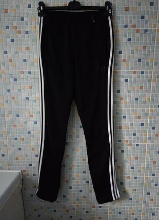 Спортивні штани adidas.