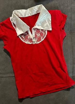 Червона футболка з комірцем